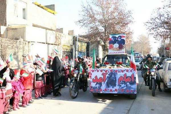 کاروان نمادین ورود امام خمینی به کشور در قرچک به حرکت درآمد