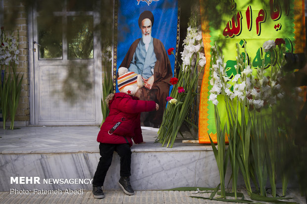 حجره طلبگی بنیانگذار انقلاب درمدرسه علمیه سپهداری اراک گلباران شد