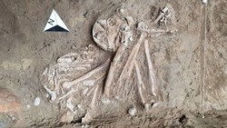 Bronze-Age skeleton, objects unearthed