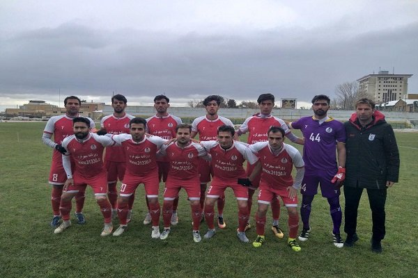 تیم فوتبال شهرداری همدان در یک دیدار سخت از سد فولاد نوین گذشت