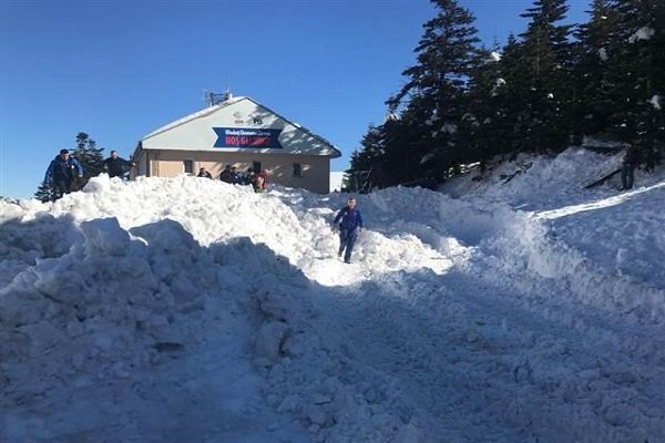 Uludağ'da şok! Vatandaşlar otelin çatısından düşen karın altında kaldı