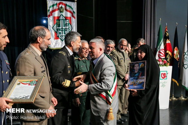 Army commanders hold presser in Tehran