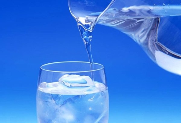 رژیم غذایی صحیح با مصرف روزانه ۶ تا ۸ لیوان آب سالم,