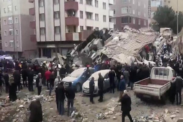 İstanbul'da 7 katlı bina çöktü
