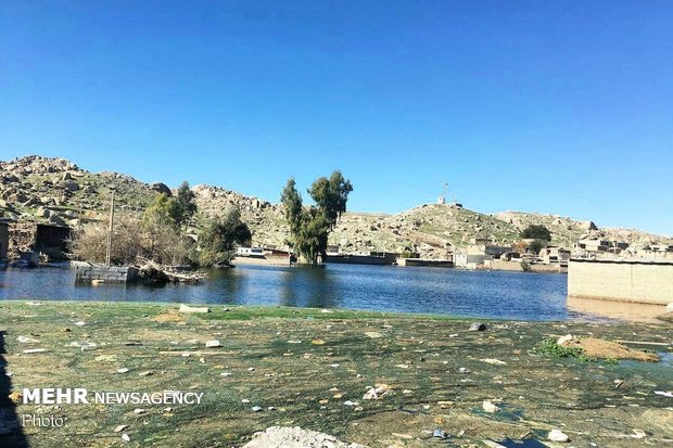 «چاله هلوش» روستایی در پلدختر که از آذرماه به زیر آب رفته است