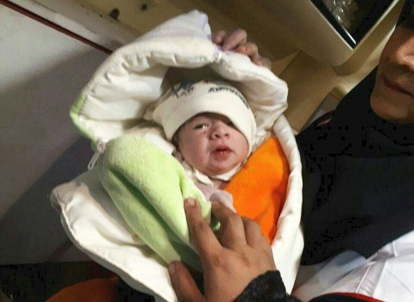 انتقال نوزاد ۷ روزه رها شده در پارک به کلانتری