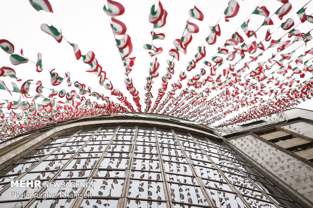 تزيين ساحة "آزادي" بأعلام الجمهورية الاسلامية