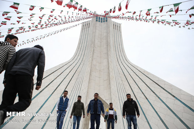 اسلامی جمہوریہ ایران کے مقدس پرچم کے ساتھ  تہران کی سجاوٹ