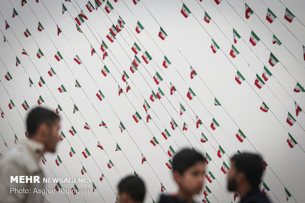 تزيين ساحة "آزادي" بأعلام الجمهورية الاسلامية