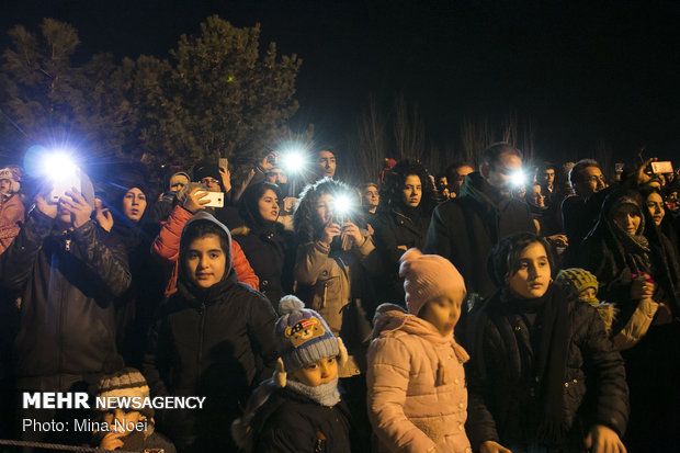 مراسم نورافشانی به مناسبت جشن سالگرد انقلاب در تبریز