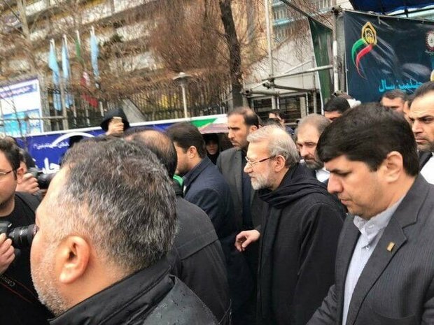«علی لاریجانی» به جمع راهپیمایان تهرانی پیوست