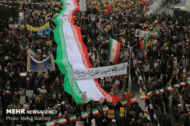 خروش قم در جشن چهل سالگی انقلاب/ ۴ نسل حماسه ابدی ساختند