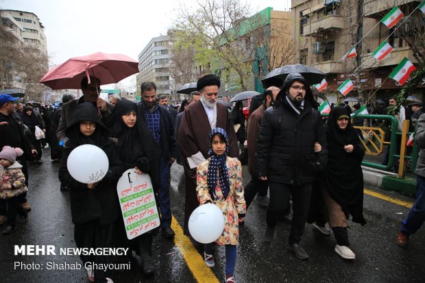 Senior officials join public rallies on Islamic Revolution anniv.