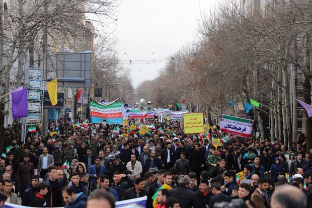 لرستانیها یکپارچه به صحنه آمدند/ شکوه راهپیمایی دشمنشکن ۲۲بهمن لرستانیها یکپارچه به صحنه آمدند/ شکوه راهپیمایی دشمنشکن ۲۲بهمن