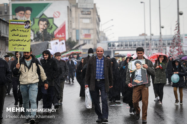 شوارع طهران تنبض بالثورة الإسلامية في ربيعها الأربعين 