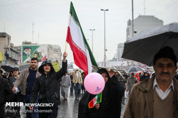 شوارع طهران تنبض بالثورة الإسلامية في ربيعها الأربعين 