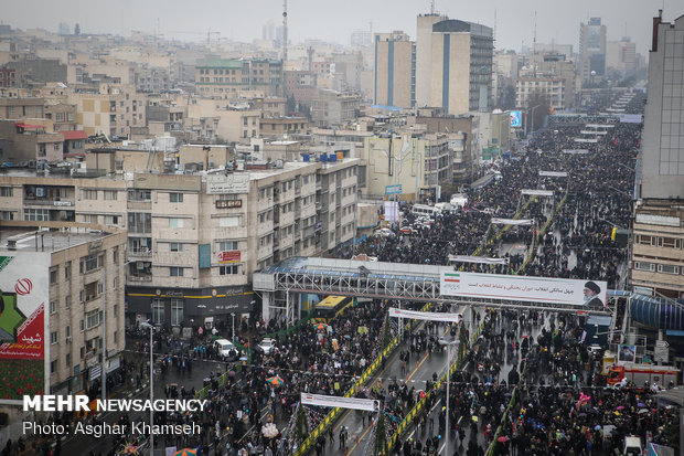 شوارع طهران تنبض بالثورة الإسلامية في ربيعها الأربعين 