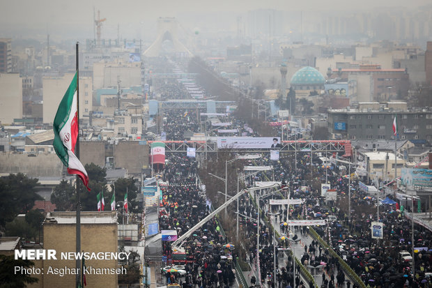 شوارع طهران تنبض بالثورة الإسلامية في ربيعها الأربعين 