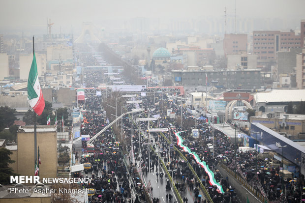 شوارع طهران تنبض بالثورة الإسلامية في ربيعها الأربعين 