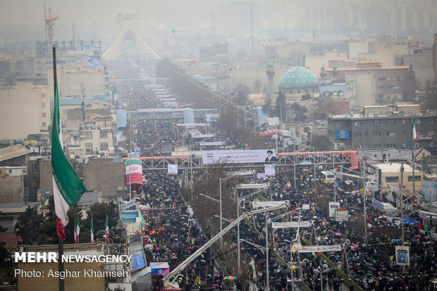 شوارع طهران تنبض بالثورة الإسلامية في ربيعها الأربعين 