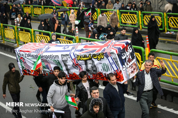 شوارع طهران تنبض بالثورة الإسلامية في ربيعها الأربعين 