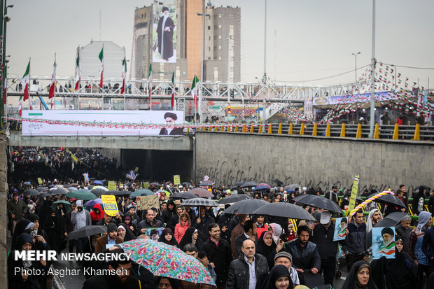 شوارع طهران تنبض بالثورة الإسلامية في ربيعها الأربعين 