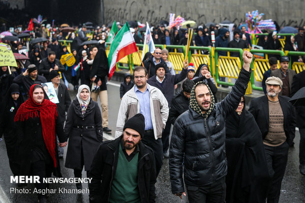 شوارع طهران تنبض بالثورة الإسلامية في ربيعها الأربعين 