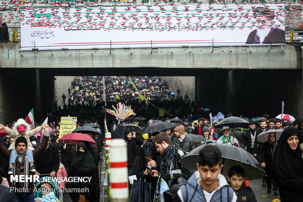 شوارع طهران تنبض بالثورة الإسلامية في ربيعها الأربعين 