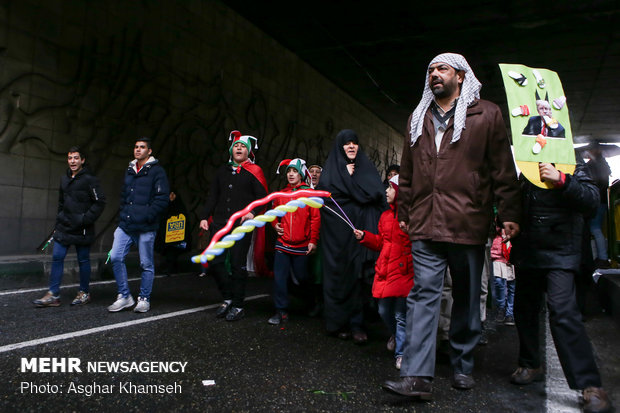 شوارع طهران تنبض بالثورة الإسلامية في ربيعها الأربعين 