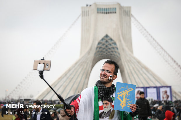 سلفي مع برج الحرية ضمن احتفالية الذكرى الأربعين للثورة الإسلامية 