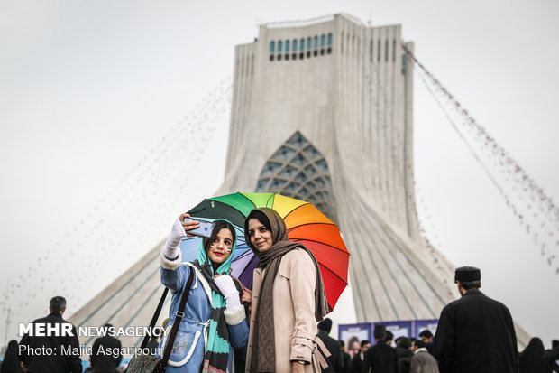 سلفی با آزادی؛ چهل سال ایستادگیسلفي مع برج الحرية ضمن احتفالية الذكرى الأربعين للثورة الإسلامية 