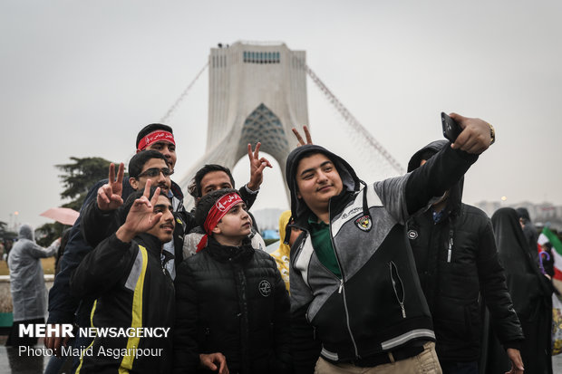 سلفي مع برج الحرية ضمن احتفالية الذكرى الأربعين للثورة الإسلامية 