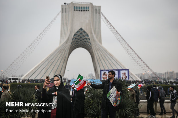 سلفی با آزادی؛ چهل سال ایستادگیسلفي مع برج الحرية ضمن احتفالية الذكرى الأربعين للثورة الإسلامية 