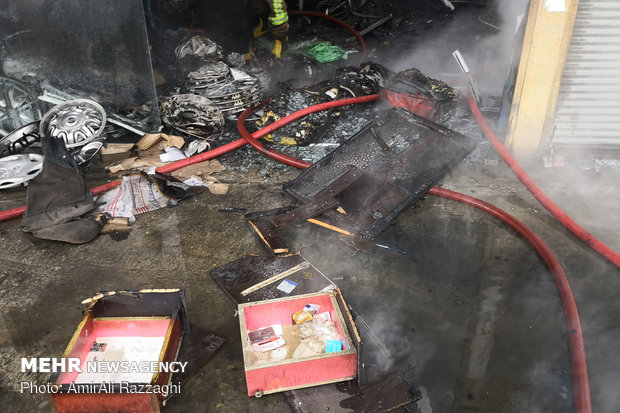 آتش سوزی به ۱۱ مغازه در سیمرغ خسارت زد