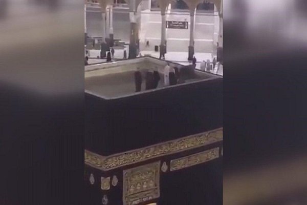 Veliaht Prens Kabe'nin çatısına çıktı!