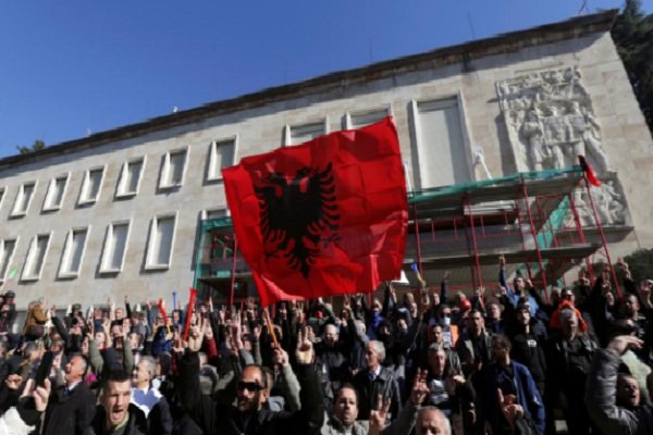 معترضان دولت آلبانی تلاش کردند وارد محل سکونت نخست‌وزیر شوند