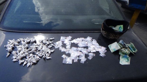 دستگیری خرده فروش موادمخدر با ۶۰ بسته هروئین و شیشه