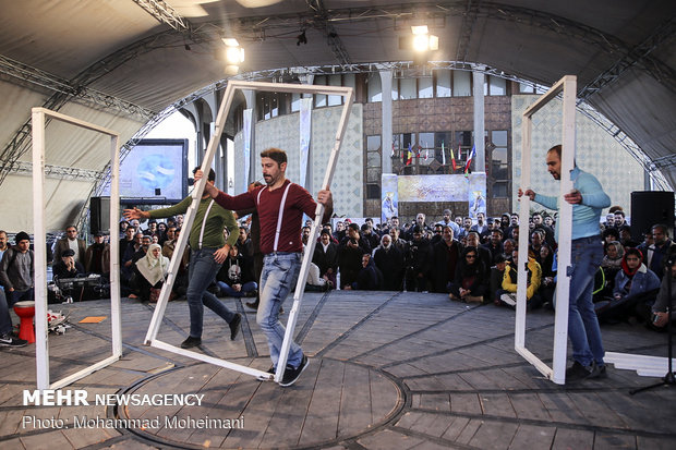 عرض مسرحي في شوارع طهران ضمن فعاليات مهرجان فجر المسرحي الـ 36