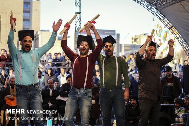 عرض مسرحي في شوارع طهران ضمن فعاليات مهرجان فجر المسرحي الـ 36