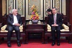 ظریف و وزیر خارجه چین گفتگو کردند/ بررسی آخرین تحولات منطقه