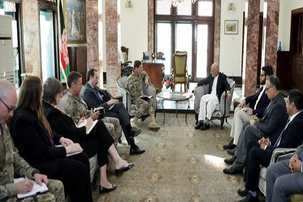 دیدار «اشرف‌غنی» با فرمانده ستاد مرکزی ارتش آمریکا