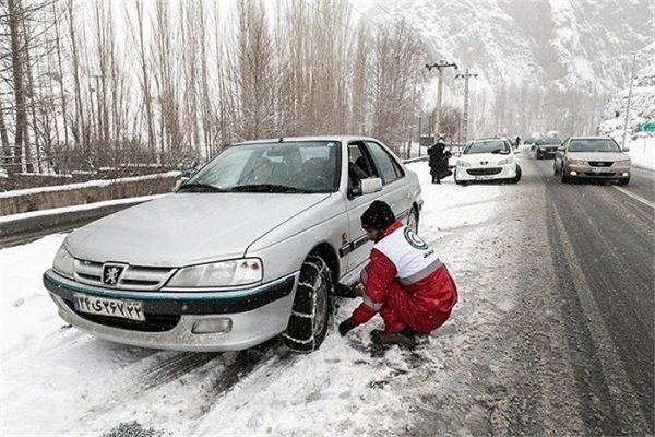امداد رسانی به ۶۰ خودروی گرفتار در برف در کوهرنگ