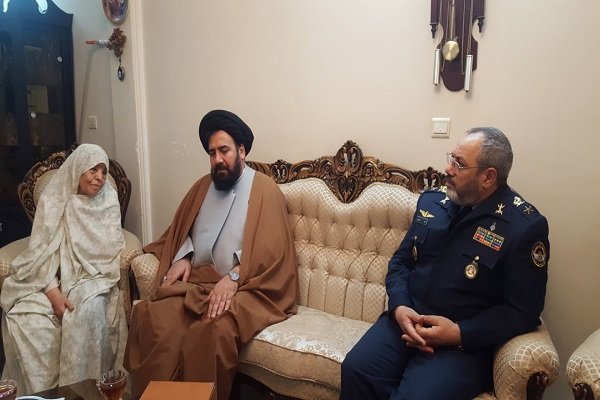فرمانده نیروی هوایی ارتش با مادر شهیدان باقری و ملایری دیدار کرد