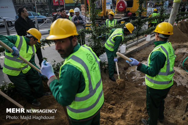 آیین کاشت 40 اصله درخت به مناسبت چهلمین سالگرد انقلاب اسلامی در حاشیه خیابان ولی عصر (عج)