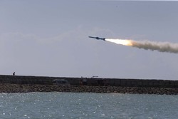 مدمرة وفرقاطة ايرانيتان تطلقان صواريخ كروز في مناورات "ولاية 97" البحرية