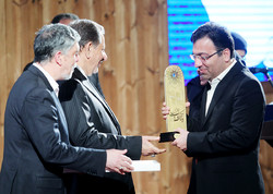 Yazd Office of Culture and Islamic Guidance director Majid Javadianzadeh (R) receives Yazd’s Book Capital plate