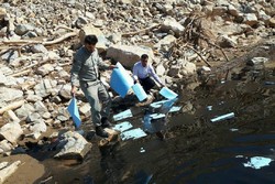 واژگونی تریلر نفت‌کش در پلدختر رودخانه «کشکان» را آلوده کرد