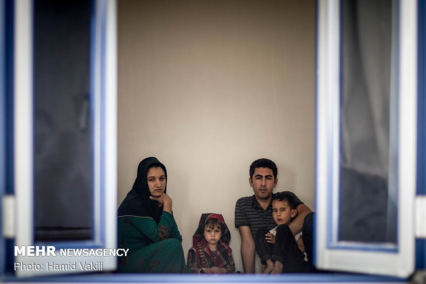 خانواده چهار نفره نامی که با فرزندی نابینا در روستای شارلوق استان گلستان زندگی می کنند
