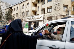 اهدای گل به بانوان تهرانی توسط ستاد احیاءامربه معروف ونهی از منکر