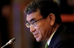Japanese FM asks Zarif to remain in his position
